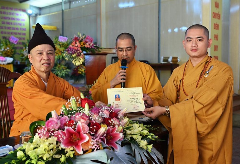 Trường Trung cấp Phật học Hải Dương trao bằng tốt nghiệp khóa 8